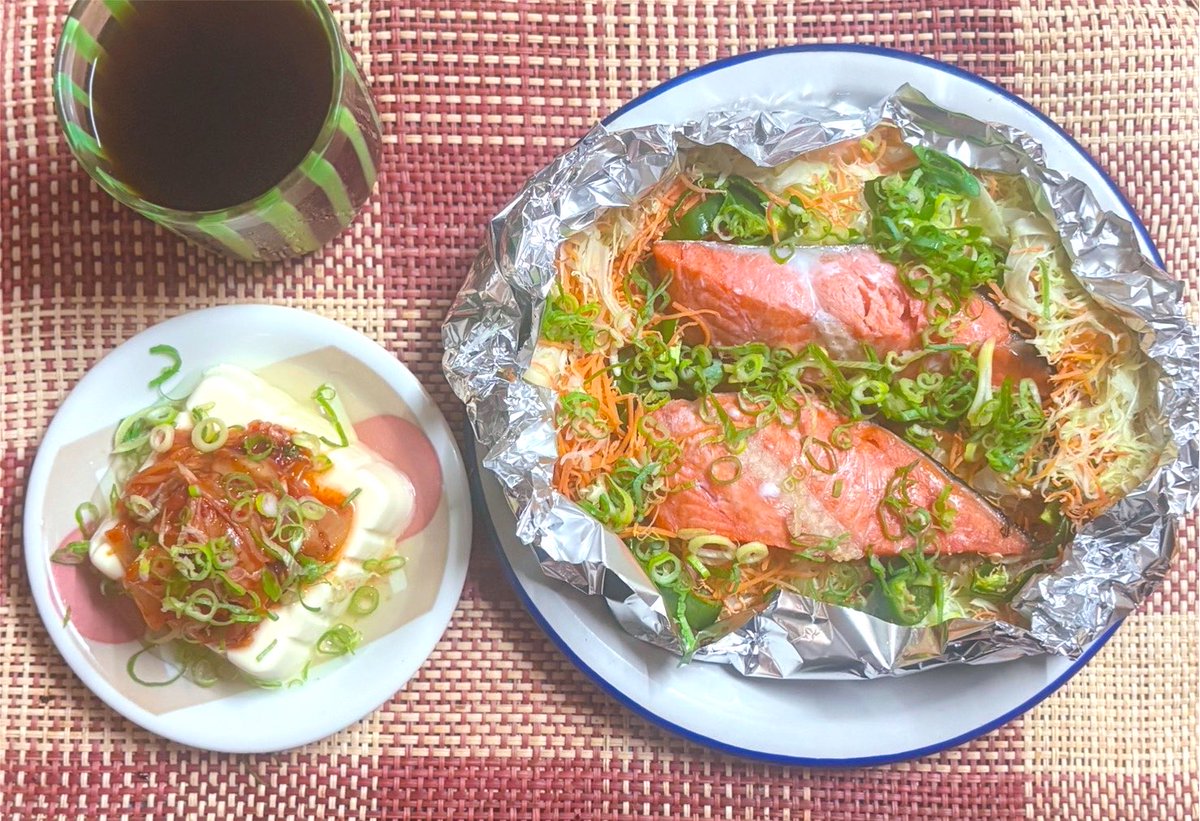 CoffeeShopRetro's tweet photo. 【#supper 】
ついさっきまで豪雨に加え風の咆哮が凄まじかったのがピッタリ止んだ。野菜たっぽり #鮭のアルミホイル焼き。日本酒切らしてて悲し。冷奴に #キムチ。どこで買うたキムチか思い出せぬ。安いのに凄い量。しかし高市内閣のパーセンテージ信じられない。肌感だと2%くらいなんだけど… https://t.co/set2kFZxo3