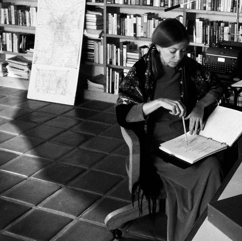 ilovmiiloo's tweet photo. escritoras fotografiadas en sus espacios de escritura, mi género favorito https://t.co/YSWaFav8vz