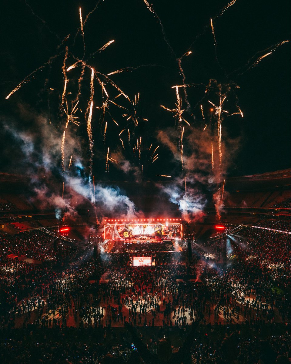 VuyoR_'s tweet photo. OH, TO BE YOUNG, GIFTED AND BLACK! 🦂🤍

I will never be able to put in words how blessed I feel to consistently be part of historic South African music moments. 
MZANSI WAYA WAYA 🇿🇦 

All I can say is….
WORTH IT 🦂🦂🤍🤍✨✨

#SKLive2026 #ScorpionKings 

📸: bhengustudios https://t.co/NtYgwt6wLB