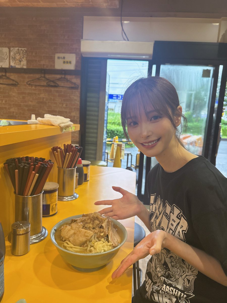 Kana_Momonogi's tweet photo. 野猿二郎さんの熊本チャリティー営業に募金箱を持って立たせていただいていました！
今日のスープはキリリとしていていつもとは違う美味しさでした🍜

チャリティーにご協力くださった皆さまの支援が被災地の方々のもとにとどきますように！

チャリティー営業お疲れ様でした✨ https://t.co/BBLT54XP3I