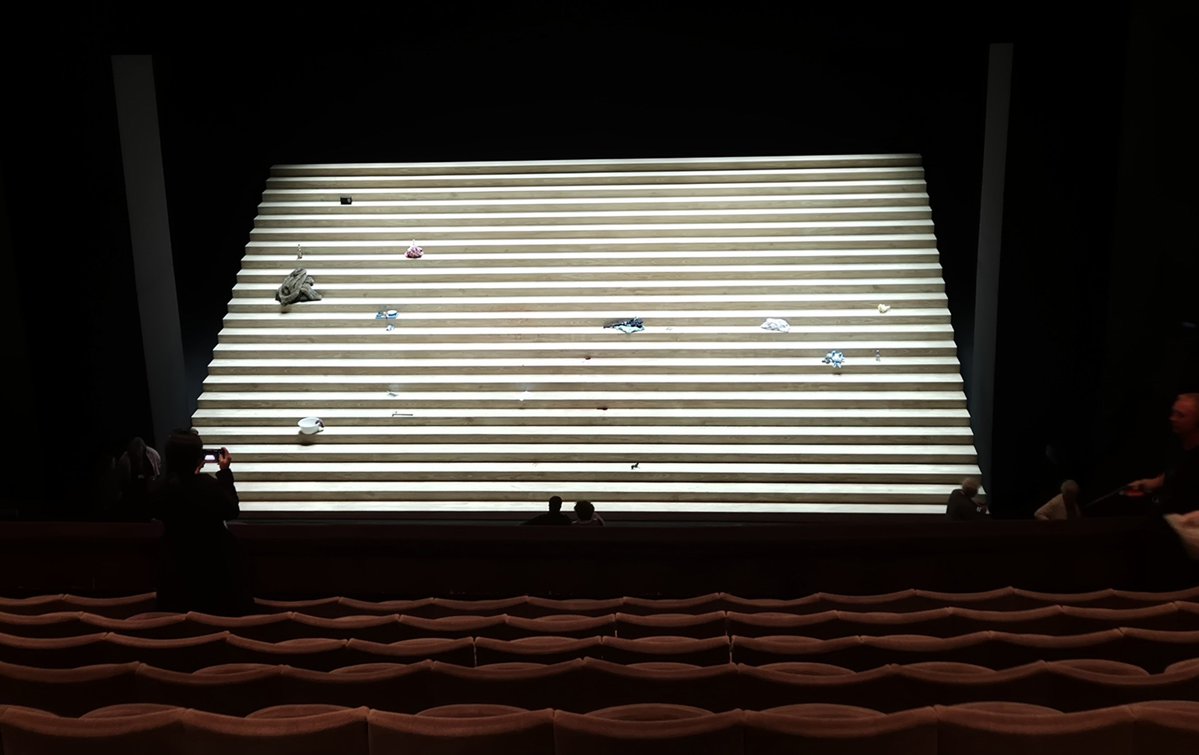 sierrxquel's tweet photo. what if we kissed in front of the electra/persona staircase https://t.co/ZhJ5I8fOgk