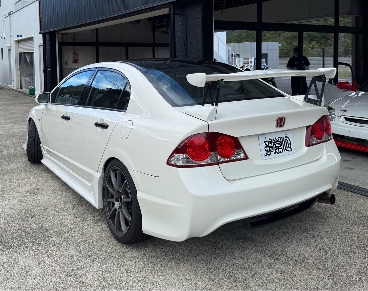makotu_ef9's tweet photo. 本日は在庫車のFD2をサーキットテスト走行🚗💨
街乗りメインで走りも楽しめる『シビック』探してる方いかがですか？😊

ジェイズレーシング製ECUとビッグスロットル FEEL'S製エキマニ 軽量フライホイールにクイックシフターやその他走る為の改造多数🙏
※走れる風で走られへん見た目だけのFD2って結構多い。

サーキットでブレーキ抜けたら怖いから新品前後ブレーキローター＆制動力高いブレーキパッドに新品ブレーキホースで『沸点高いブレーキフルード』交換でタイヤは新品のダンロップZ3✨
その他整備費用だけで30万円以上使ってるのでかなりお買い得かと思います✅

早い者勝ちですので気になる方はDMからお問い合わせ下さい💌