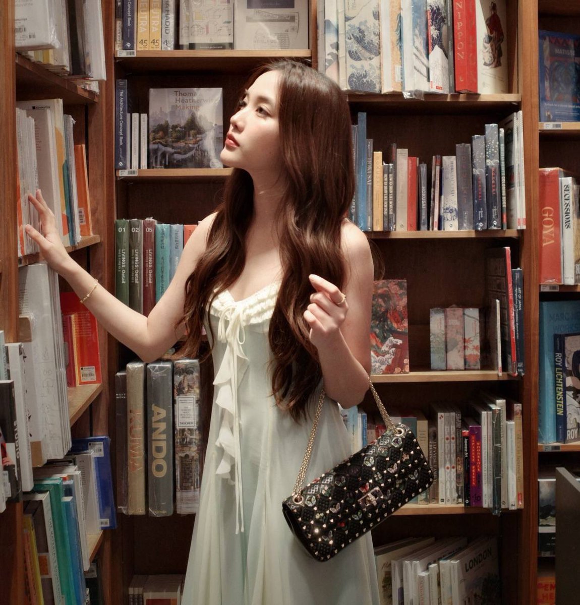 InspireF08B05's tweet photo. จะยืน จะนั่ง จะเดิน จะมุมไหนก็สวยไปหมด 
ฟรีนกับคอลนี้คือความลงตัว ความเท่ห์ของหมุดปัก ผสมผสานกับความอ่อนหวานของผีเสื้อตัวน้อย ก็เหมือนกับที่ทุกคนชอบบอกฟรีนว่า

ฟรีนเป็นคนสวยที่หล่อมาก 🖤🦋

A touch of #RockstudSpike 

#VALENTINOGARAVANI
#ValentinoXFreen
#srchafreen https://t.co/ELO1zjwIym