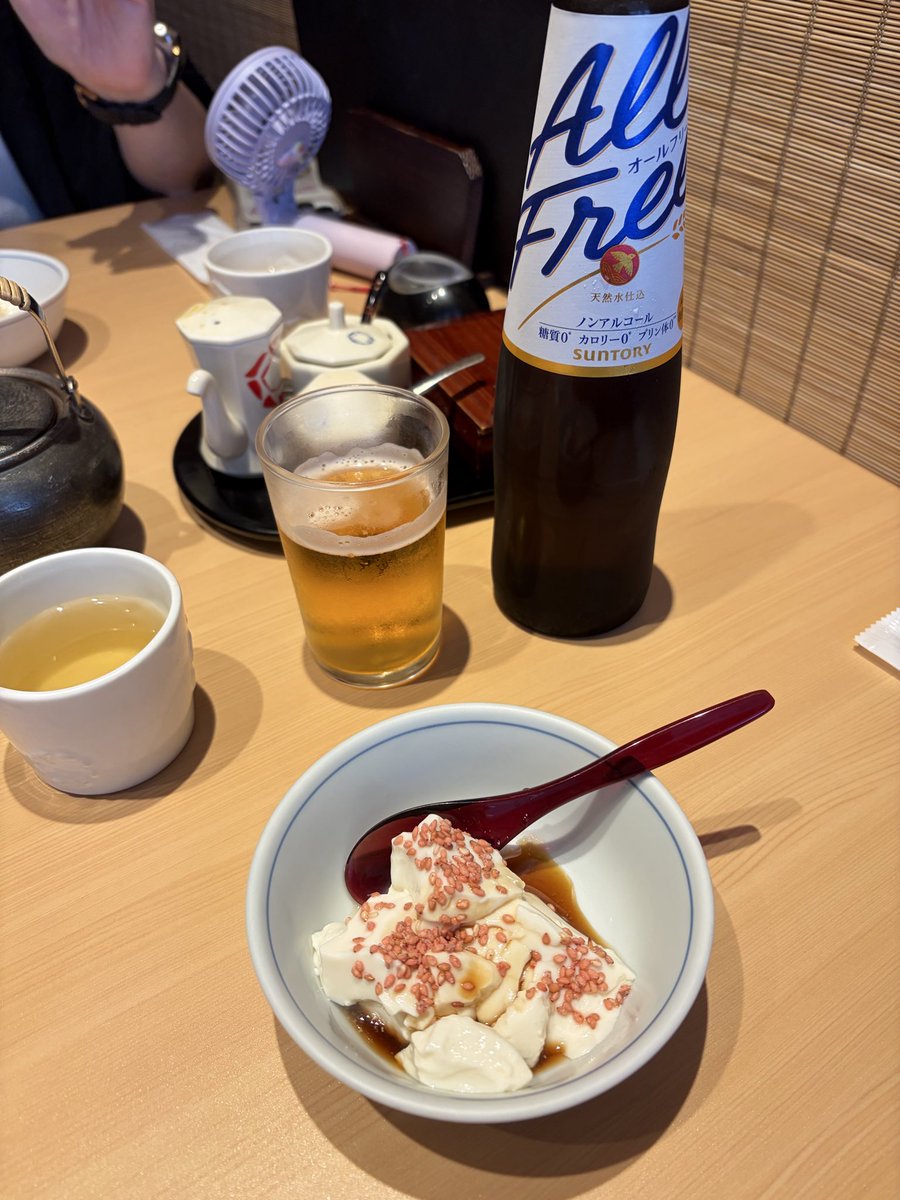 ayamesan_y's tweet photo. シルバーウィーク1日目のランチはお豆腐料理をいただきました。
こちらおぼろ豆腐がおかわり自由でした。普段食べてるスーパーのパックのお豆腐とは全然違う美味しいお豆腐だったな😋 https://t.co/j15XVpzNUm