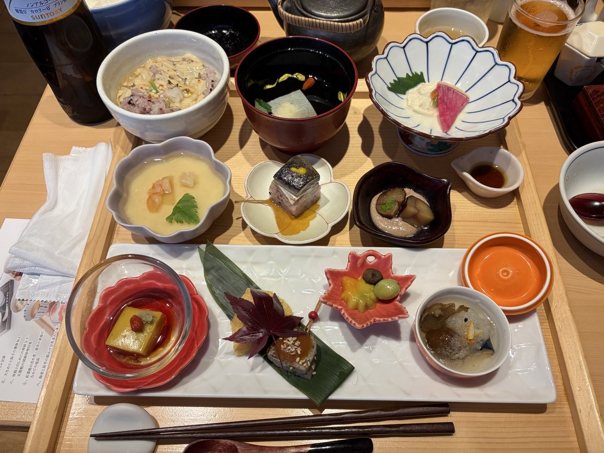 ayamesan_y's tweet photo. シルバーウィーク1日目のランチはお豆腐料理をいただきました。
こちらおぼろ豆腐がおかわり自由でした。普段食べてるスーパーのパックのお豆腐とは全然違う美味しいお豆腐だったな😋 https://t.co/j15XVpzNUm