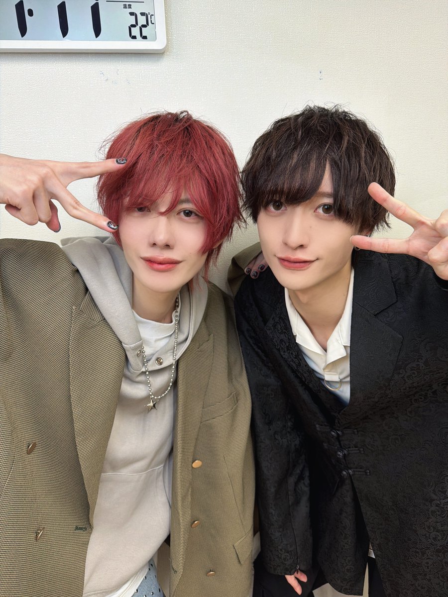 9bic_hayato's tweet photo. 初めてお会いした時からこんな仲良くなれると全く思ってなかったからバーズデーに呼んでいただいた時めちゃくちゃ嬉しかったです！ありがとうございました😌
『ロミオとシンデレラ』も一緒に歌えて最高でした🍎
これからもラーメン食べいきましょ https://t.co/gDptDr9DHY