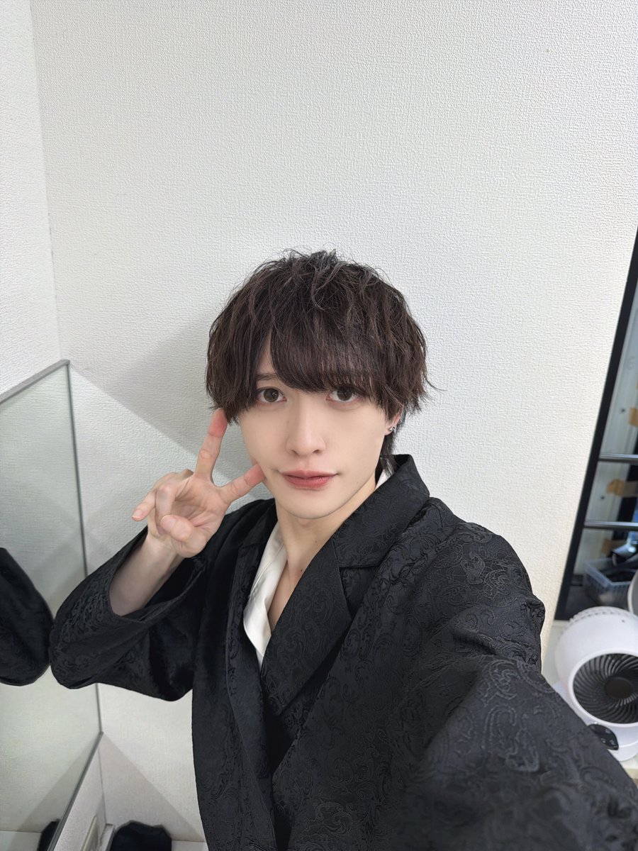 9bic_hayato's tweet photo. 初めてお会いした時からこんな仲良くなれると全く思ってなかったからバーズデーに呼んでいただいた時めちゃくちゃ嬉しかったです！ありがとうございました😌
『ロミオとシンデレラ』も一緒に歌えて最高でした🍎
これからもラーメン食べいきましょ https://t.co/gDptDr9DHY