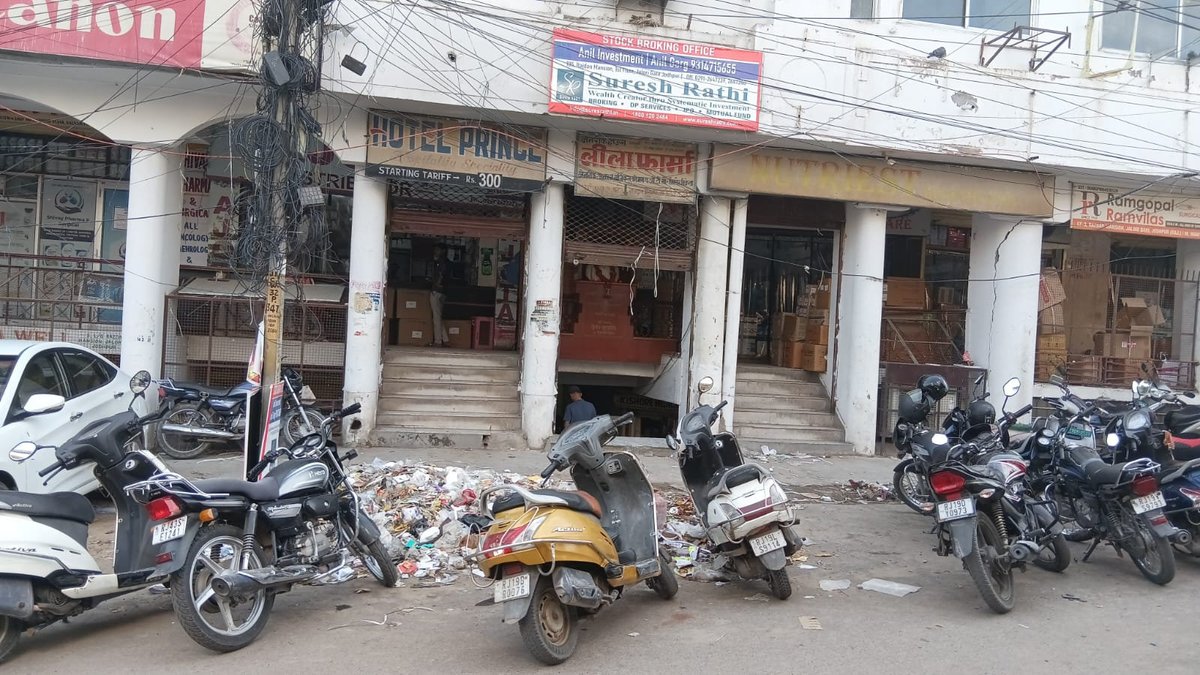 babal2103's tweet photo. ye halat hai jodhpur ke main medical market ke same picture 7 din pehle bhi dali thi koi nhi sunta https://t.co/zwDl4pDJZf