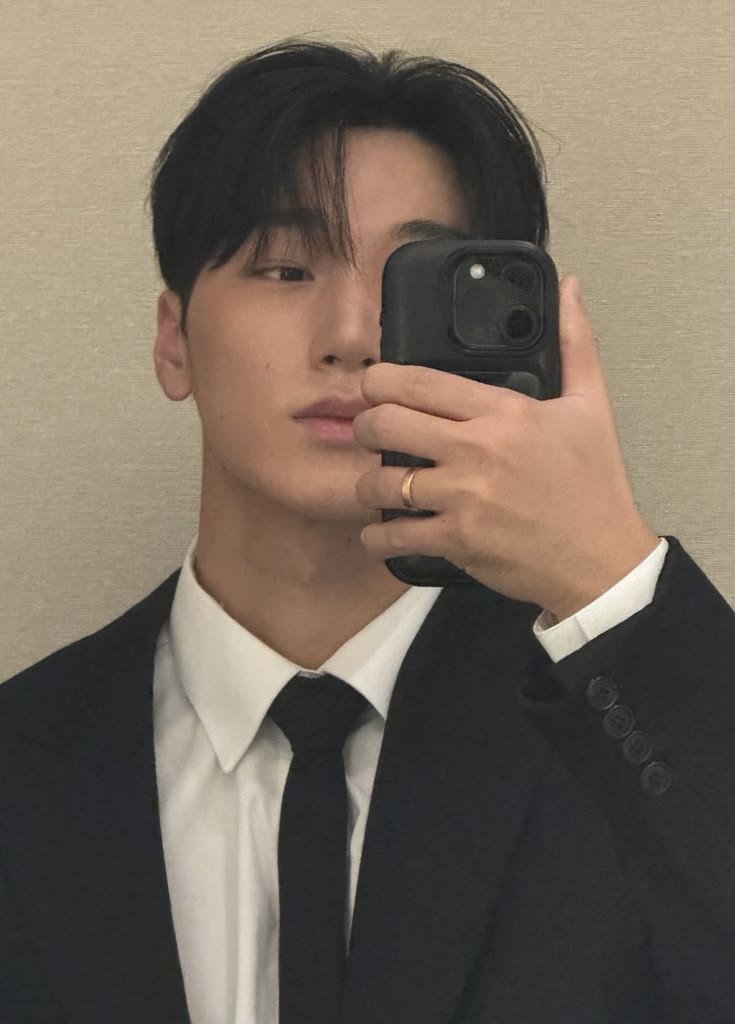icerosemaryy's tweet photo. pov before their special night🌙

⛰️: “Ready for tonight?”
🧊: “Almost. How do I look?”

#ATSD #AtinySelcaDay #ATEEZ #에이티즈 #SAN #산 @ATEEZofficial https://t.co/CFIc8UcKAB