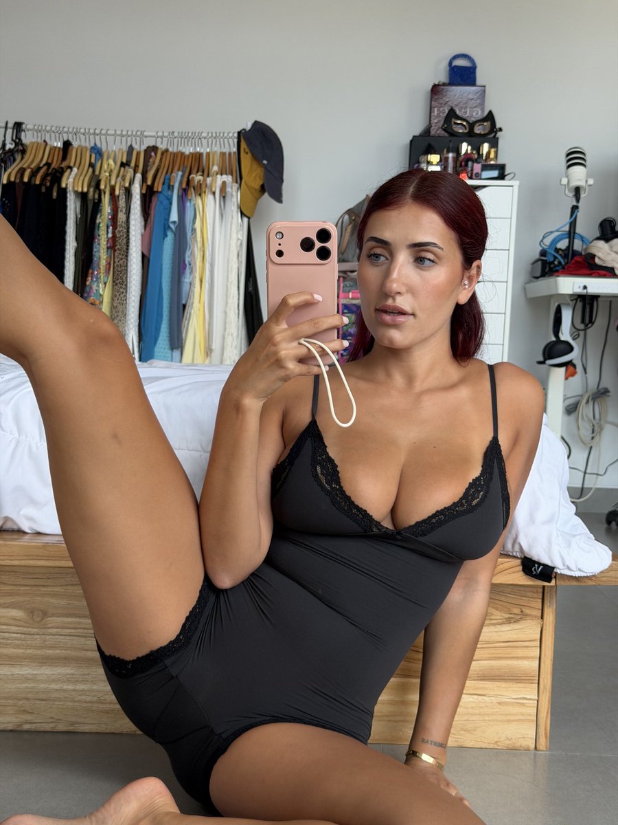 milagingagirl's tweet photo. left or right? https://t.co/CvXqVdf8XO