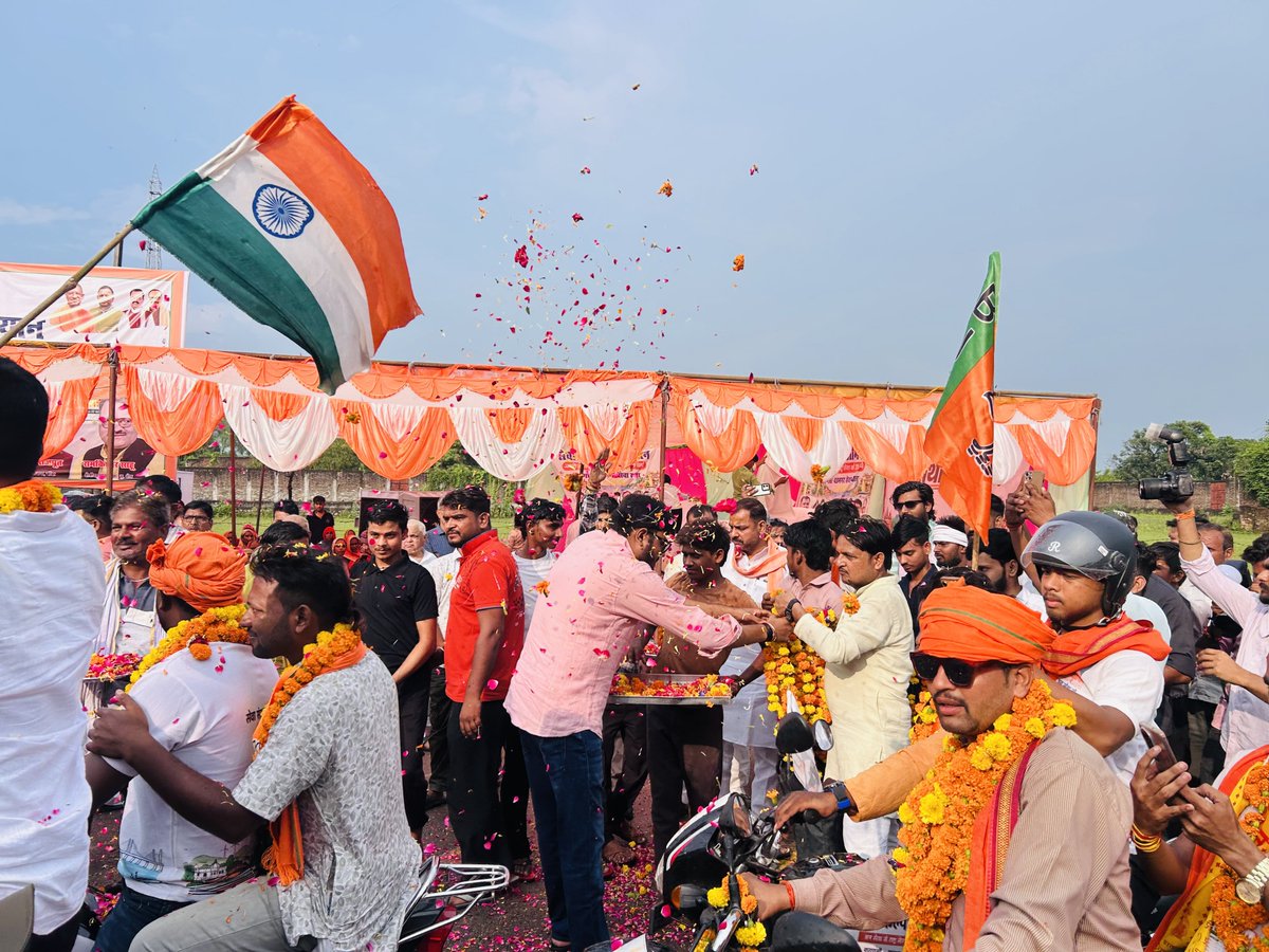 prakashbjp_'s tweet photo. देश के यशस्वी प्रधानमंत्री श्री @narendramodi जी के सेवा एवं जनकल्याण के 25 वर्षों की अविराम यात्रा को समर्पित ‘सेवा संकल्प अभियान’ के अंतर्गत आज अपनी बाँदा सदर विधानसभा क्षेत्र के खुरहंड आवास में पार्टी पदाधिकारियों के साथ ‘ वाराणसी से वड़नगर , जन और सेवा संकल्प यात्रा’ के सेवायात्रियों का स्वागत एवं अभिनंदन किया...

सेवा, जनकल्याण और राष्ट्रहित के भाव से प्रेरित यह यात्रा जनभागीदारी, सामाजिक सरोकार और समर्पण की भावना को नई ऊर्जा प्रदान कर रही है!!

इस अवसर पर भाजपा जिलाध्यक्ष कल्लू राजपूत जी,भाजपा जिला उपाध्यक्ष हमीरपुर एवं यात्रा इंचार्ज श्री शिवेंद्र सिंह जी,मा. विधायक नरैनी श्रीमती ओममणि वर्मा जी, जिलाउपाध्यक्ष श्री देशराज खंगार जी, जिलामहामंत्री श्री निखिल सक्सेना जी,पूर्व जिला पंचायत अध्यक्ष श्री जगराम सिंह चौहान जी, राष्ट्रीय परिषद के सदस्य श्री संतोष गुप्ता जी, भाजयुमो जिलाध्यक्ष श्री मोहित गुप्ता जी, मंडल अध्यक्ष श्री बिनय कुशवाहा जी,शिखा मिश्रा जी एवं समस्त पार्टी पदाधिकारी कार्यकर्त्ता उपस्थित रहे!!

#SevaSankalpAbhiyan 
#sevasankalpabhiyanwithprakashdwivedi 
#modiji25withprakashdwivedi
