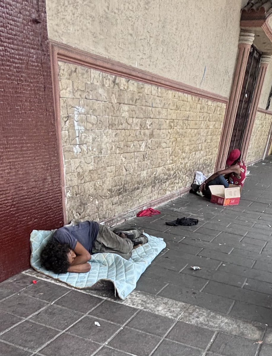 atenciongye's tweet photo. El “nuevo Guayaquil” que nos vendía el alcalde ppl. Colón entre 6 de marzo y Pío Montufar, consumidores y borrachos se han tomado las aceras. Ya falta poco y se van los destructores de la perla. #GuayaquilSinAlcalde https://t.co/mR5XW4dAo3