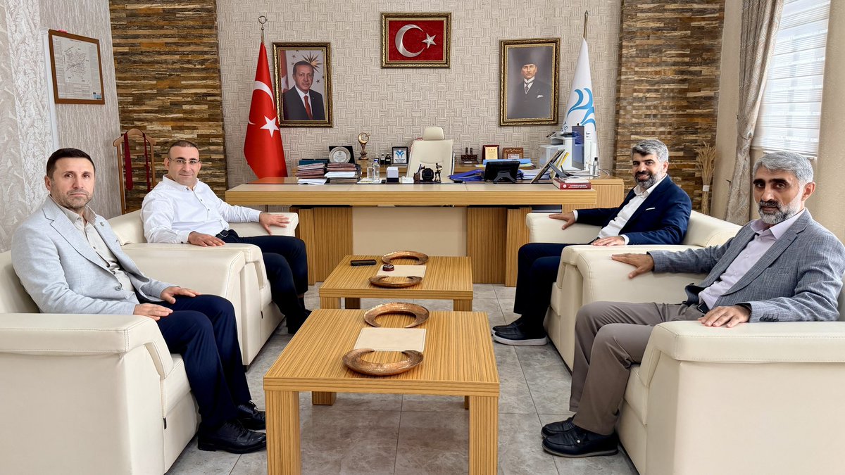 HudaPar_Bismil's tweet photo. 📍 Bismil Kaymakamlığı Ziyareti
Milletvekilimiz Sayın Faruk Dinç, İl Başkan Vekilimiz Sayın Mustafa Şenol ve İlçe Başkanımız Sayın Abdülaziz Balık, #Bismil Kaymakamımız Sayın Recep Hasar’ı makamında ziyaret etti.
Gerçekleşen görüşmede Bismil’imizin gündemi ve vatandaşlarımızın sahada dile getirdiği sorunlar üzerine istişarelerde bulunuldu. İlçemizde tespit edilen meselelerin çözümü noktasında ilgili kurumların gerekli hassasiyeti göstermesinin önemi ifade edildi.
Bismil’in sorunlarını yerinde dinlemeye, ilgili kurumlarla istişare etmeye ve çözüm için takipçi olmaya devam edeceğiz.
Nazik ev sahipliği dolayısıyla Sayın Kaymakamımıza teşekkür ediyoruz.
#HÜDAPAR #Bismil