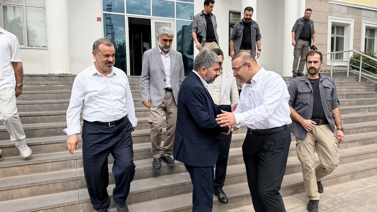 HudaPar_Bismil's tweet photo. 📍 Bismil Kaymakamlığı Ziyareti
Milletvekilimiz Sayın Faruk Dinç, İl Başkan Vekilimiz Sayın Mustafa Şenol ve İlçe Başkanımız Sayın Abdülaziz Balık, #Bismil Kaymakamımız Sayın Recep Hasar’ı makamında ziyaret etti.
Gerçekleşen görüşmede Bismil’imizin gündemi ve vatandaşlarımızın sahada dile getirdiği sorunlar üzerine istişarelerde bulunuldu. İlçemizde tespit edilen meselelerin çözümü noktasında ilgili kurumların gerekli hassasiyeti göstermesinin önemi ifade edildi.
Bismil’in sorunlarını yerinde dinlemeye, ilgili kurumlarla istişare etmeye ve çözüm için takipçi olmaya devam edeceğiz.
Nazik ev sahipliği dolayısıyla Sayın Kaymakamımıza teşekkür ediyoruz.
#HÜDAPAR #Bismil
