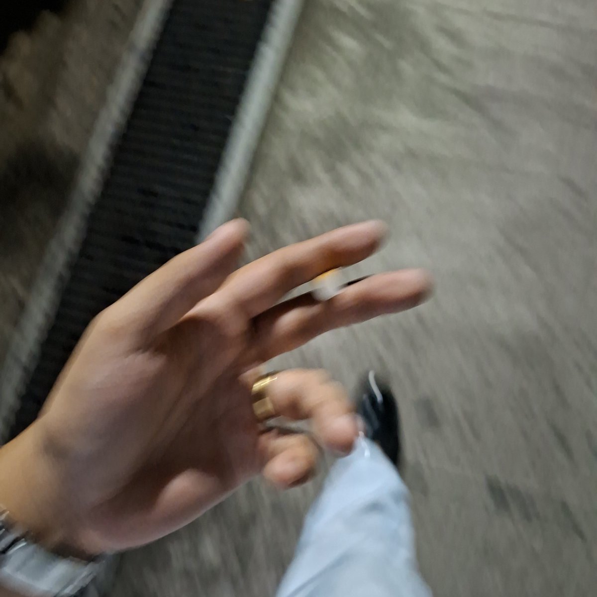 ifwyosi's tweet photo. anong laban ko kay eimer eh literal na yosi pa lang maiipit ko sa daliri ko 🚬🚬🚬

#chocobay
#chongeimer https://t.co/X4393jdr5T