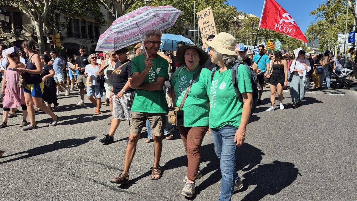 Defensacalarnus's tweet photo. Ahir vam voler ser a la manifestació contra l'ampliació de l'aeroport de Barcelona. No podem permetre un projecte amb un impacte mediambiental tan perjudicial per al territori i per a la salut de la gent que l'habita. Més avions no és el futur. 🚫✈️🌍 #MenysAvionsMésVida https://t.co/2dulA7xVsT