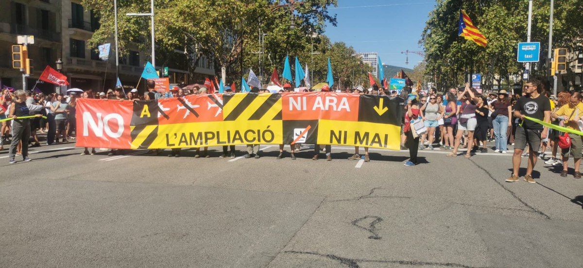 Defensacalarnus's tweet photo. Ahir vam voler ser a la manifestació contra l'ampliació de l'aeroport de Barcelona. No podem permetre un projecte amb un impacte mediambiental tan perjudicial per al territori i per a la salut de la gent que l'habita. Més avions no és el futur. 🚫✈️🌍 #MenysAvionsMésVida https://t.co/2dulA7xVsT