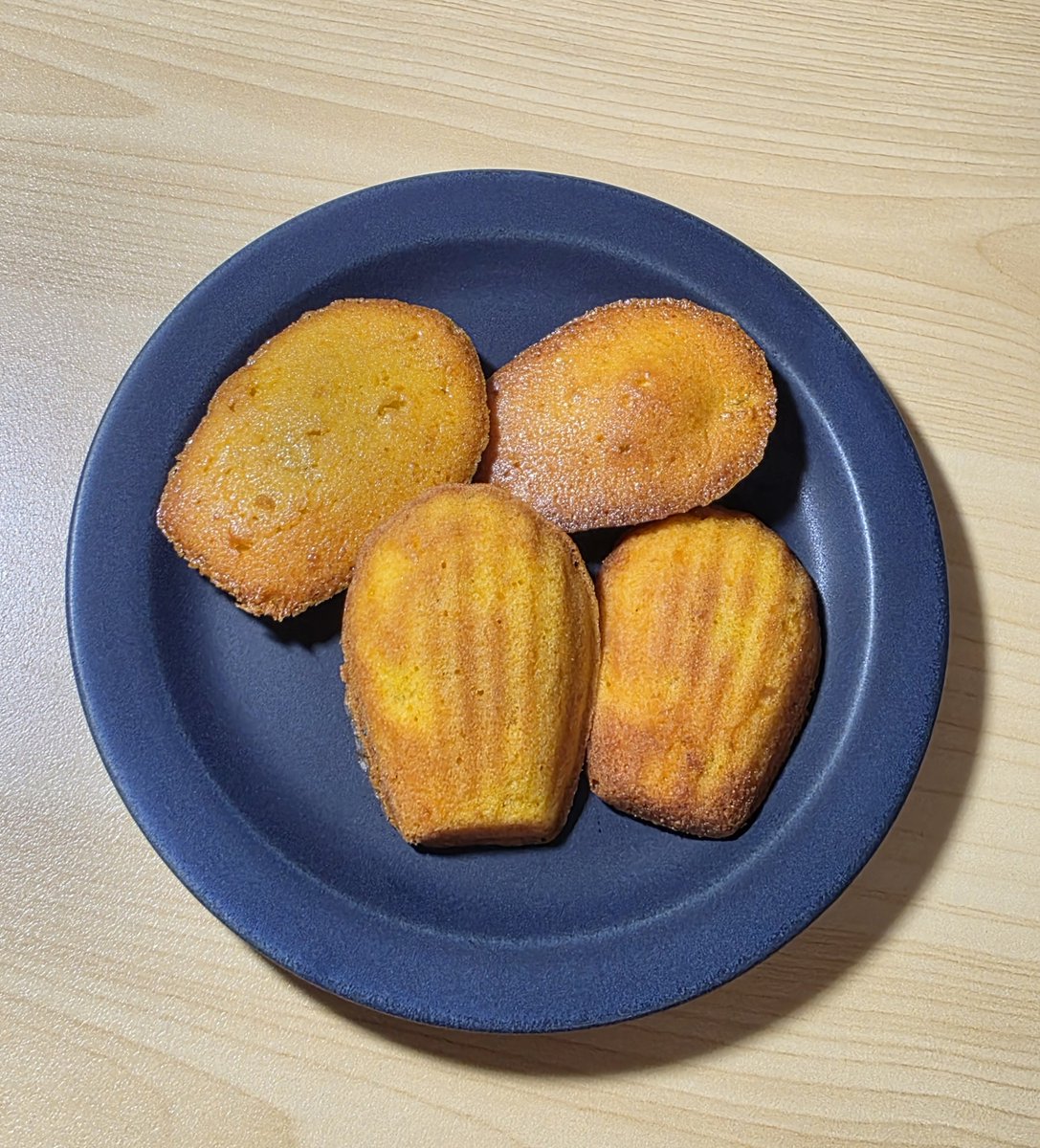 spring_fl614's tweet photo. かぼちゃをおすそ分けいただいたので
久々にマドレーヌ作り
興味津々さほ〜かわいい😭😭
一目惚れしたお皿とぱしゃり📸 https://t.co/CRlL5V7zWW