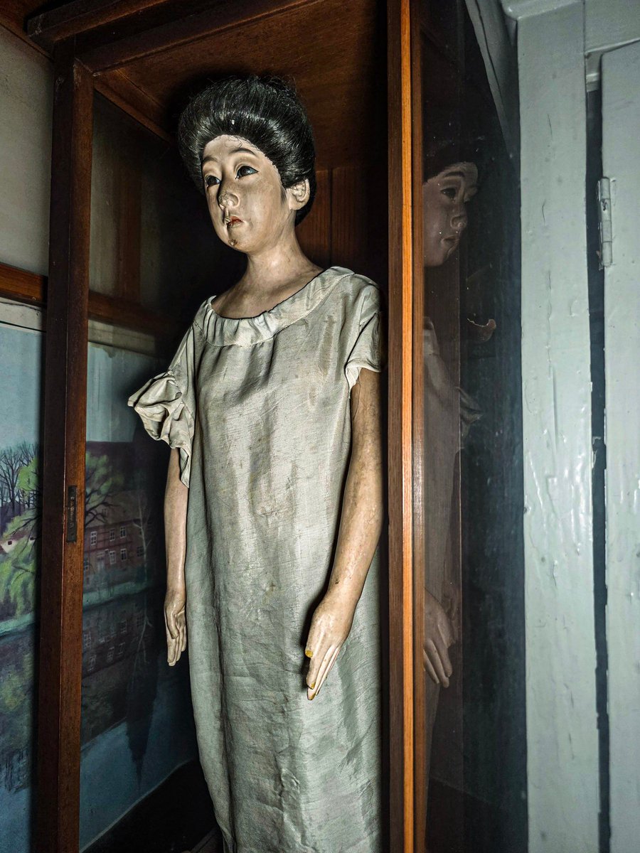 kou_urbex's tweet photo. 深夜の廃医院で遭遇した妊婦模型。
調べてみると、この妊婦模型は生産数も少なく、博物館に展示されるくらい貴重な物らしい。 https://t.co/2AK1hnUeXT