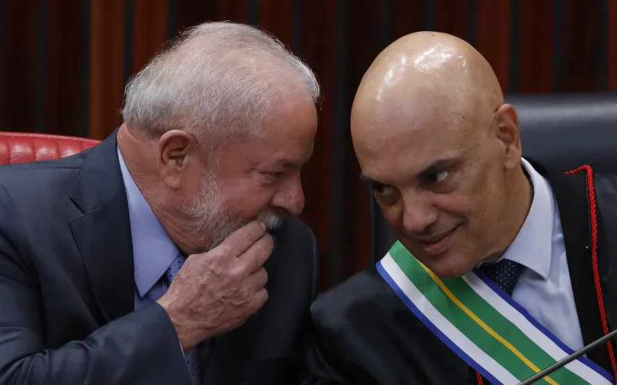 AquelaLara's tweet photo. Não vou deixar o assunto morrer não.
Pelo menos uma vez por dia, todo dia, até a data das elições, vai ter um Meme te lembrando que Lula é Alexandre de Moraes. https://t.co/Mc7Sgwsqk3