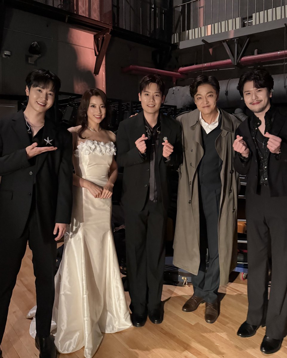 official_lapoem's tweet photo. 경희대학교 <제2회 미원평화상 시상식 기념 평화음악회 파리의 연인 in Kyung Hee 1.5도의 사랑>

음악을 통해 평화와 공존의 메시지를
전할 수 있는 소중한 무대를
경희대학교 평화의 전당에서
함께할 수 있어 영광이었습니다💖

뜻깊은 자리에 초대해 주신 경희대학교와
무대를 함께 꾸며주신
모든 선생님들과 연출진 분들께 감사드립니다🫶🏻
응원해 준 라뷰들도 고마워요

경희에서 울려 퍼진 음악이
평화를 향한 마음으로
오래 기억되기를 바랍니다🎶

#LAPOEM #라포엠 #미원평화상 #평화음악회
#경희대학교 #평화의전당
#유채훈 #최성훈 #정민성
#YouChaehoon #ChoiSunghoon #JeongMinseong