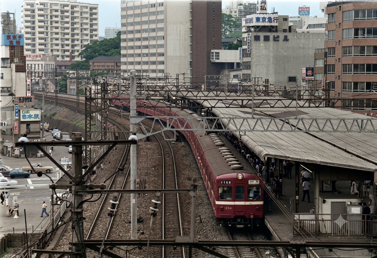 40BK32407's tweet photo. 撮影者不明の所属モノクロネガをAIでカラー化！！今回は五反田駅に到着した山手線です。池上線ホームからと駅前から撮影されたカットですが、なかなか良い感じにカラー化してくれました。

しかし3枚目の103系の前面には余計なマークが😵 消そうとしたら何故か京浜急行になってしまいました・・😱 https://t.co/TsU4CsMRwZ