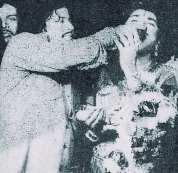 Kadamba_Emphire's tweet photo. 1976 ರಲ್ಲಿ ಡಾಃ ರಾಜಕುಮಾರ್ ರವರ ಹುಟ್ಟು ಹಬ್ಬವನ್ನು ಬಬ್ರುವಾಹನ ಚಿತ್ರೀಕರಣ ಕಾಲಕ್ಕೆ ಚಿತ್ರದ ಸೆಟ್‌ನಲ್ಲಿ ಆಚರಿಸಿದಾಗ, ವಿಷ್ಣುವರ್ಧನ್ ರವರು ಕೇಕ್ ತಿನ್ನಿಸುತ್ತಿರುವುದು.
#DrRajkumar 
#DrVishnuvardhan https://t.co/PVcx4NDhT5