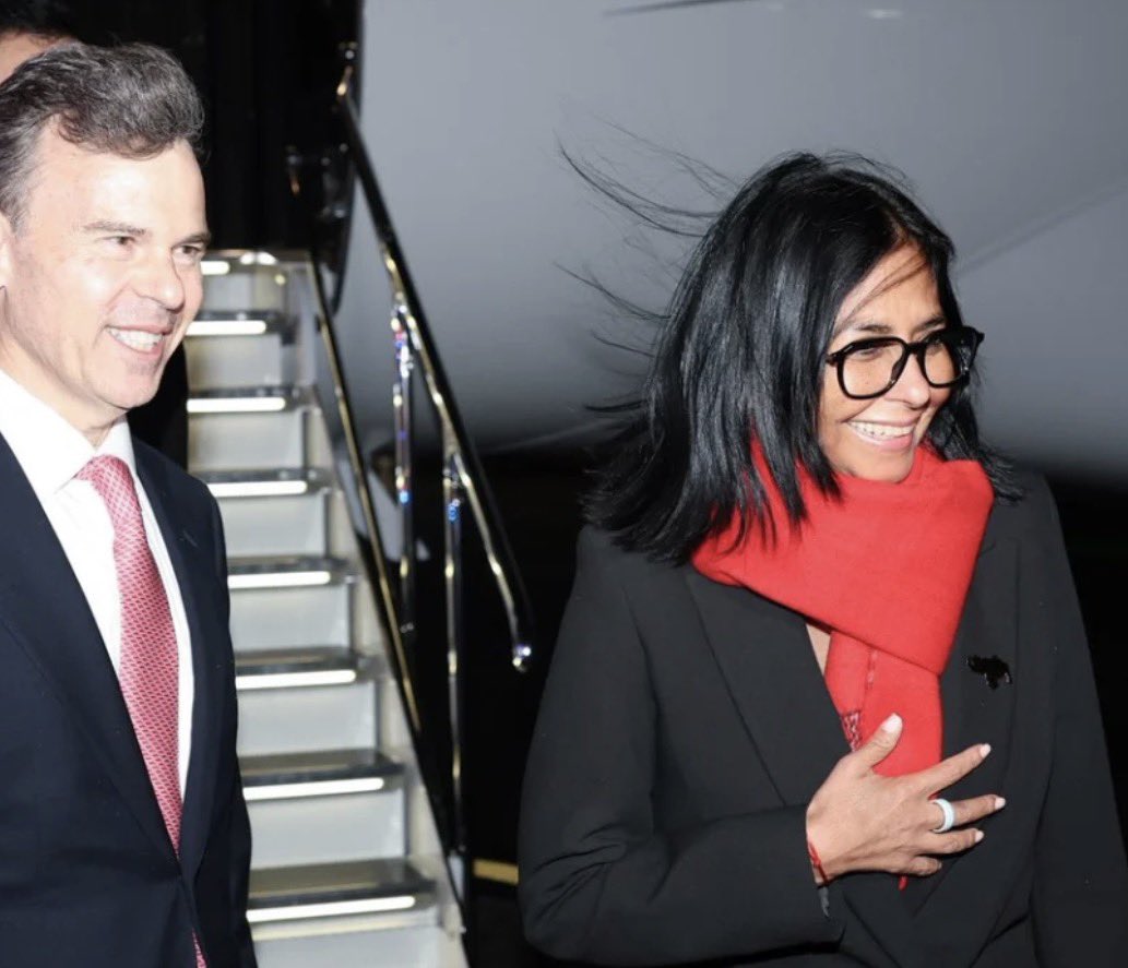 alejandraoraa's tweet photo. Delcy Rodríguez llega a Nueva York como gobernante de facto. Ilegítima. No llegó a Miraflores por los votos. Venezuela necesita un presidente elegido por los venezolanos.

El problema no terminó con Maduro. La Misión de Determinación de los Hechos de la ONU acaba de documentar que bajo Rodríguez continúan detenciones arbitrarias, torturas y estructuras represivas heredadas del chavismo.