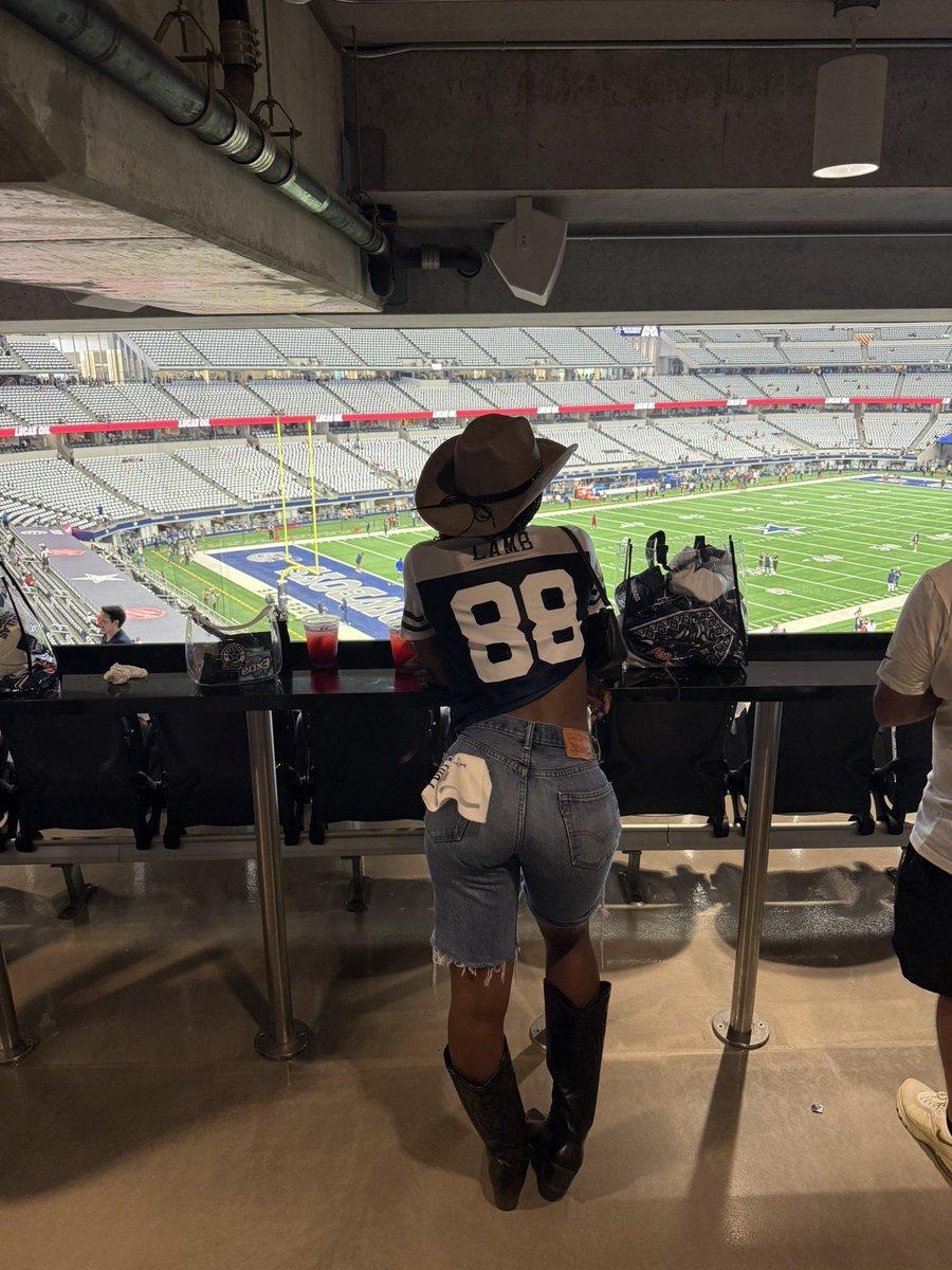 PEYmeinGold's tweet photo. Fell in love once and now I’m a Cowboys fan. 🏈💙 #DallasCowboys https://t.co/xMaop7IQVg