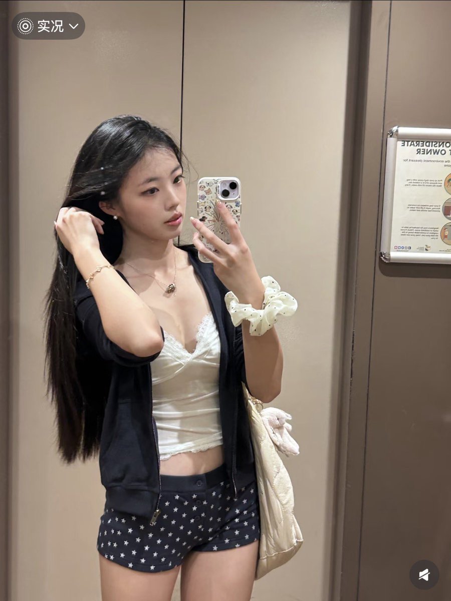 mhmwdta27384858's tweet photo. 有男生要来锐评我21的福嘛🥺                                                                

睡不着来X发泄了                    

流言1我真发🤭 https://t.co/qkiyJkdwac