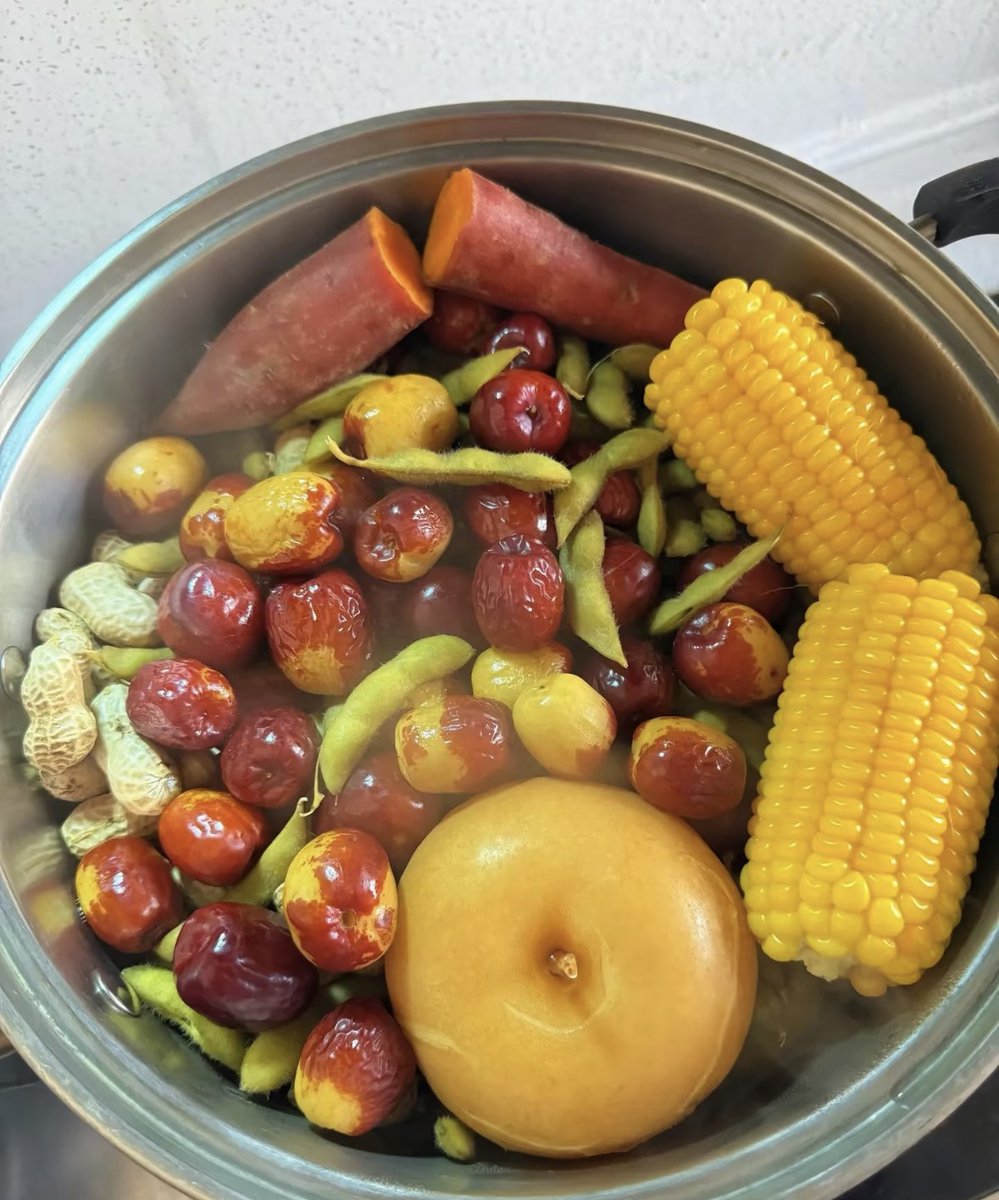 yum488's tweet photo. 秋风萧瑟，丰收的季节~我蒸一锅原味玉米🌽红薯🍠和毛豆。天猫精灵在一旁放声歌唱~我换上格纹裤子，套上的我绿条纹白棉袜！准备今天的夜跑和骑行🚲！ https://t.co/0OfLvNPJlW