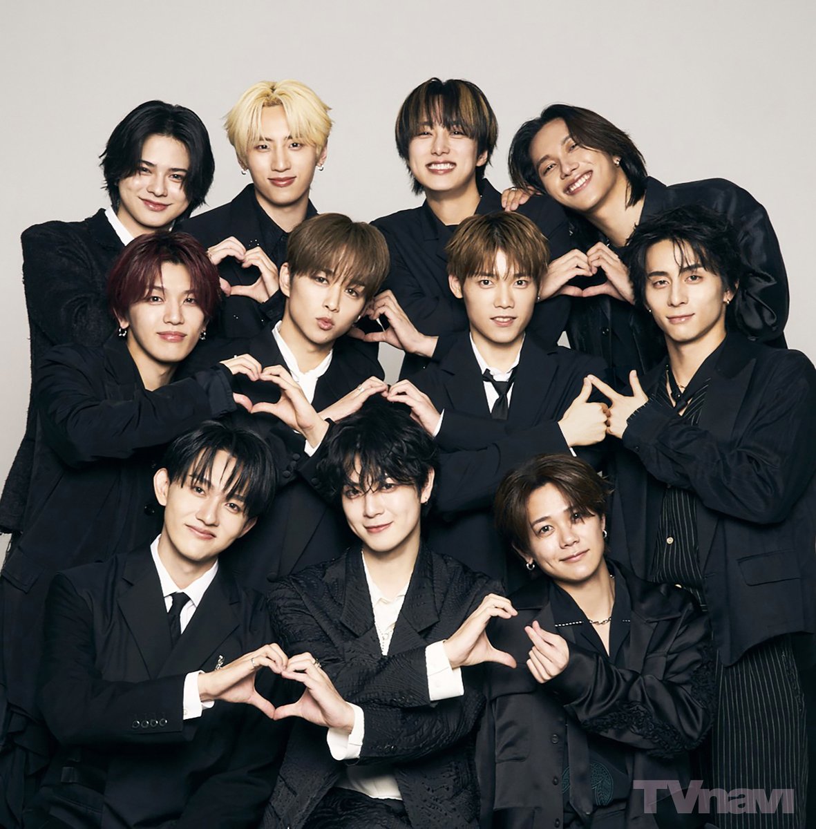 TVnavi_PR's tweet photo. 【#TVnavi 10月号 ��売中】
#INI
表紙&Back Cover 16ページ掲載
デビュー5周年Special
未公開カット&メイキングカット公開

【撮影裏側エピソード】
表紙用のカットでMINI（ファンネーム）の“M”を11人で形作ってもらった際は、クールめな表情のキメカット後に、MINIの皆さんが目の前にいると想定してカメラに向かって手を振ったり、「MINI♪」「ミ～ニ～！」とメンバーみんなで実際にMINIに優しく呼びかけつつ、とても温かい雰囲気で撮影。本誌初登場のデビュー時の並びを再現した集合カットでは、当時の写真をチェックしながら、お互いにワイワイ言いつつポーズや表情を寄せてくれました。
さらにバックカバーの撮影では、使用カット以外にメンバー同士でハートを作るバージョンも撮影。律儀にハートを作り続ける皆さんに対し、木村さんと西さんはINIの挨拶"Log in to us!"のポーズやグータッチなどにアレンジ、さらに藤牧さんから佐野さん、田島さんも変化球ポーズを展開。 「皆さんスターなので、枚数少なめでいきましょう～」とのスタッフの声がけが照れくさくもツボにハマっていたメンバーに気付いた池﨑さんは、撮影後に手で☆マークを作り、「スター♪」と言いつつ披露。他の皆さんに☆マークの作り方をレクチャーしていました。
本誌の記事とあわせて、11人の仲の良さや優しい空気感、MINIの皆さんへの温かい気持ちが伝わるこちらのお写真もぜひお楽しみください。

WEB限定🖥️
５年前&５年後の自分に��けたい言葉を公開中🎉
🔗https://t.co/wljgJd9BnL

INI初登場時のグラビアを期間限定で公開中🍎
🔗https://t.co/9bpxGeQ4j0
