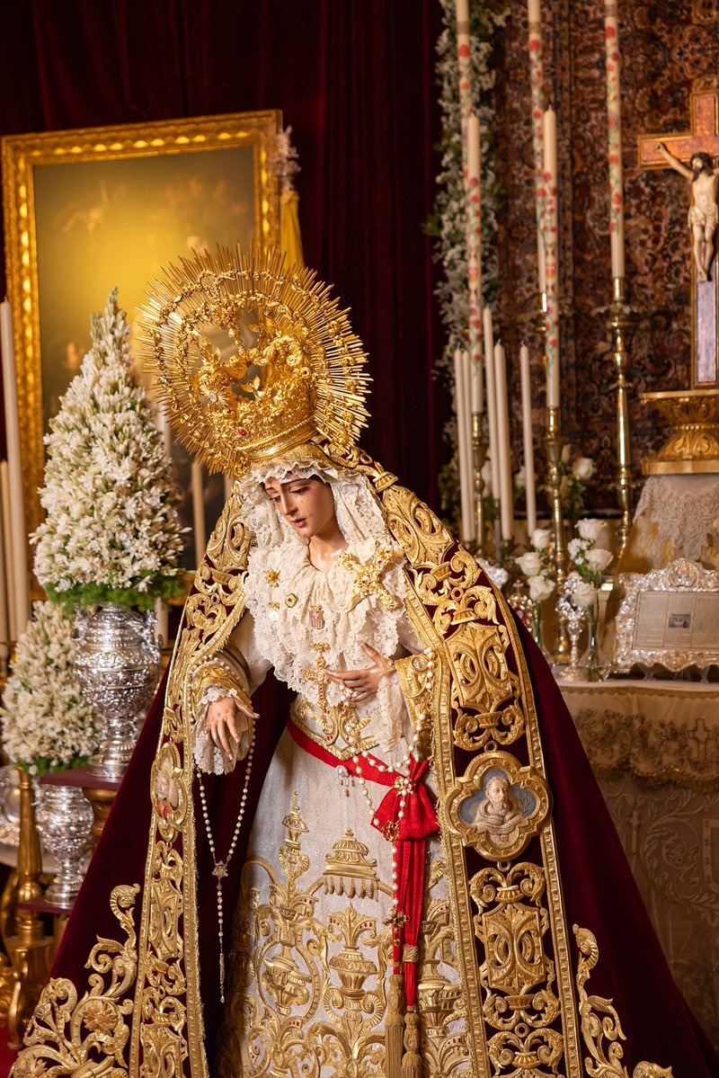HdadHumildad's tweet photo. ⚜️ #CULTOS |

Nuestra Madre y Señora de la Merced preside el altar dispuesto ex profeso para la celebración del Solemne Triduo en su honor, que se oficiará los días 21, 22 y 23, culminando el día 24 con la Solemne Función Religiosa en honor de su gloriosa Festividad.

@Pvictoriamalaga

#CofradíasMLG
