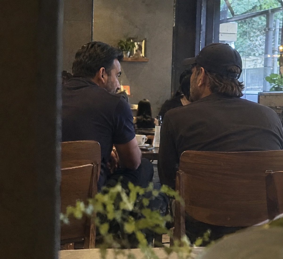 Trendhunter45's tweet photo. The secret meeting between MSD and Zaheer khan where all the things got decided 💀👀

#ChennaiSuperKings #msdhoni #Zaheerkhan https://t.co/WRB8bdFFX5