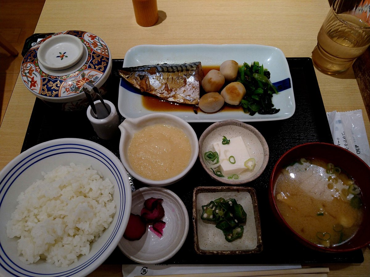 tomo_0207's tweet photo. キングダム見てから夕飯食べて、本日3本日4回目のちいかわ見て帰宅\(´-`)/
まだひみつ本残ってて良かったー！
なんだか久々に体に良さそうなもの食べた！(昨日の昼夜+本日の昼がインスタントラーメンだった奴)
なんか昼間より外あったかいな…？ https://t.co/UlJu3S3CQi