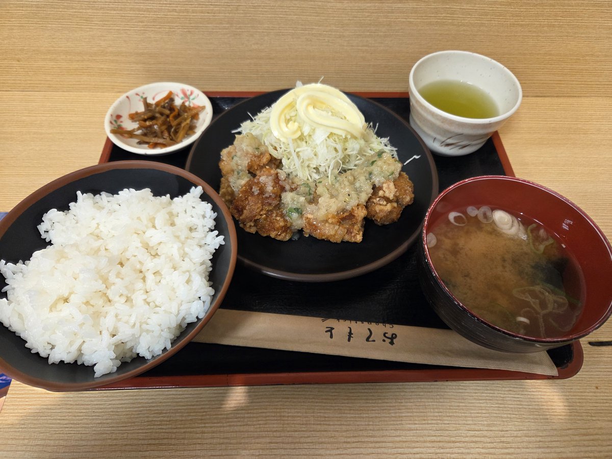 hidezii31's tweet photo. 帰省帰りで、箱根越えてもう少しで東京だって所にある港北PA、通過する人が多いんだろうけど、帰ってから晩飯ってのも面倒なので最後にここで喰ってくのが好きですね。中々良さげなメニューがあるのですよ。という訳で甘辛鶏唐揚げ定食。キャベツにマヨネーズ最強。にしても凄い雨だった。。 https://t.co/EQmgspCmGJ