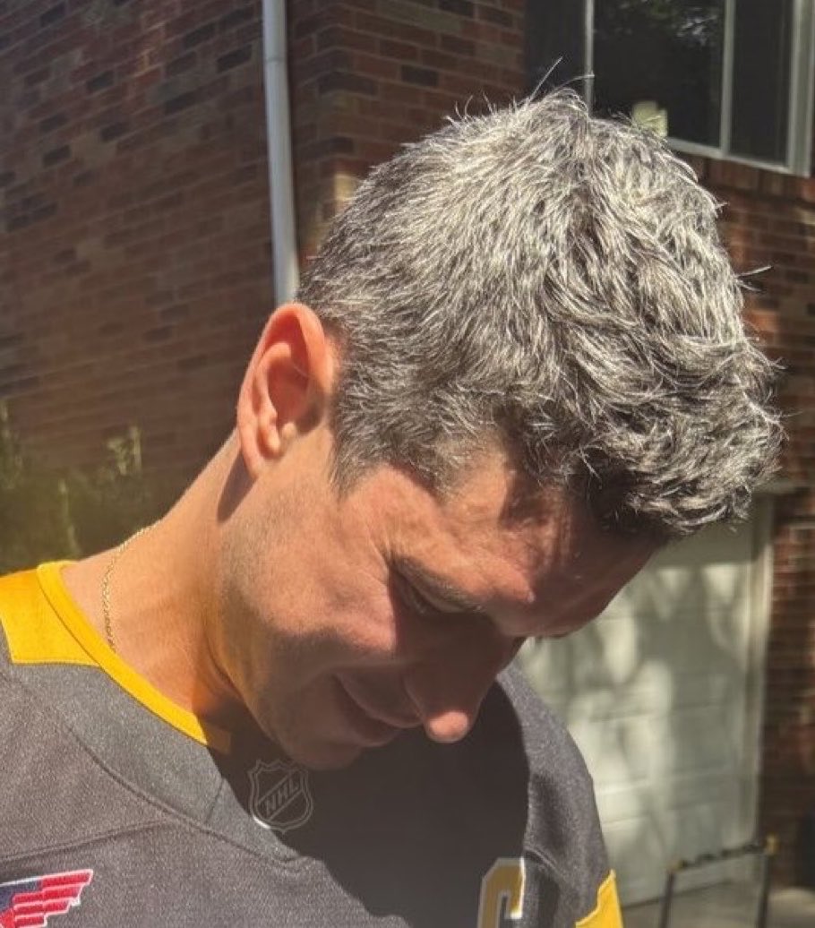 malkinszn's tweet photo. mama monday but grey hair https://t.co/OqoibqbqfI