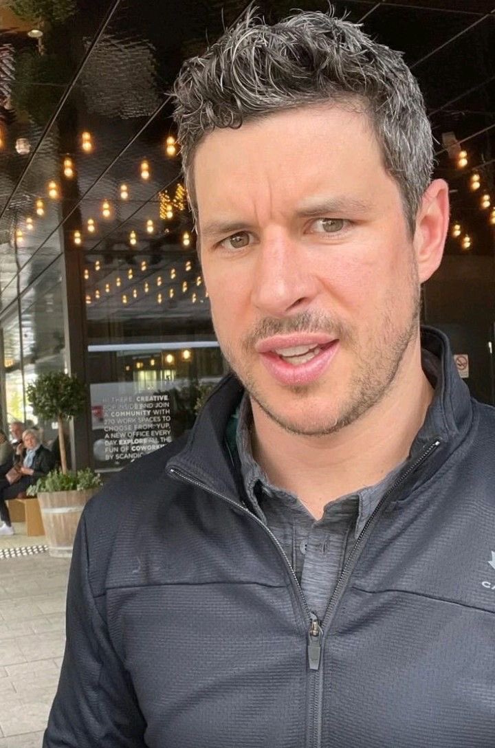 malkinszn's tweet photo. mama monday but grey hair https://t.co/OqoibqbqfI