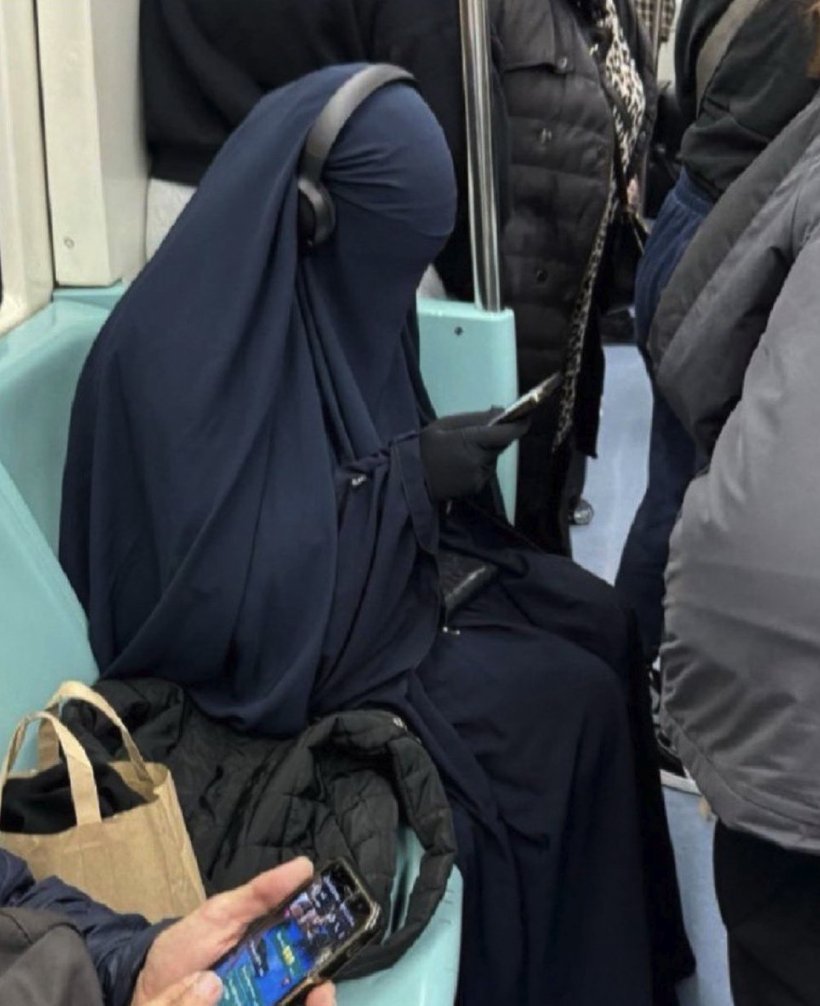airi_fact_555's tweet photo. お前らフルフェイスのヘルメット被ってショッピングモールやコンビニや飲食店に入る不審者と同じだからな！店側にも客を選ぶ権利があるんだからな！基本的に運営側は潤沢な資金があるから、お前らを店舗に出禁にした際に、お前らが『差別』だって屁理屈を言って訴訟を起こしても徹底的に迎え撃つからな https://t.co/sQaaYSQtTZ