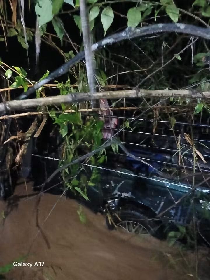 AlsaciasT's tweet photo. 🚨 SUCESOS VEHÍCULO ARRASTRADO POR CRECIDA DE QUEBRADA EN LA TRINIDAD, COMAYAGUA. TRES PERSONAS PERMANECEN DESAPARECIDAS. SOLICITAN PRESENCIA DE BOMBEROS Y BATALLÓN DE INGENIEROS. #SucesosHN https://t.co/nAhxw4VGlT