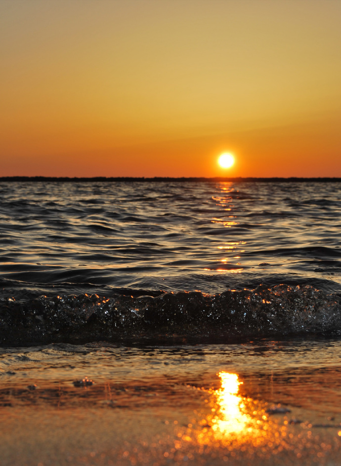 achmadf41329021's tweet photo. [Woke up to the soft sound of waves and golden sunrise on this hidden beach  Nothing beats these quiet, perfect travel moments!]， https://t.co/vPsSRVY4LA