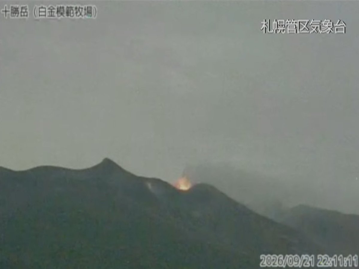 Takki_Sapporo's tweet photo. 今晩は十勝岳見えてる、火映映ってるんだ（時折明るくなったりするんですねぇ）
白金模範牧場って↑の情報センターの手前にあったところだ https://t.co/IFq7B3z5Lt