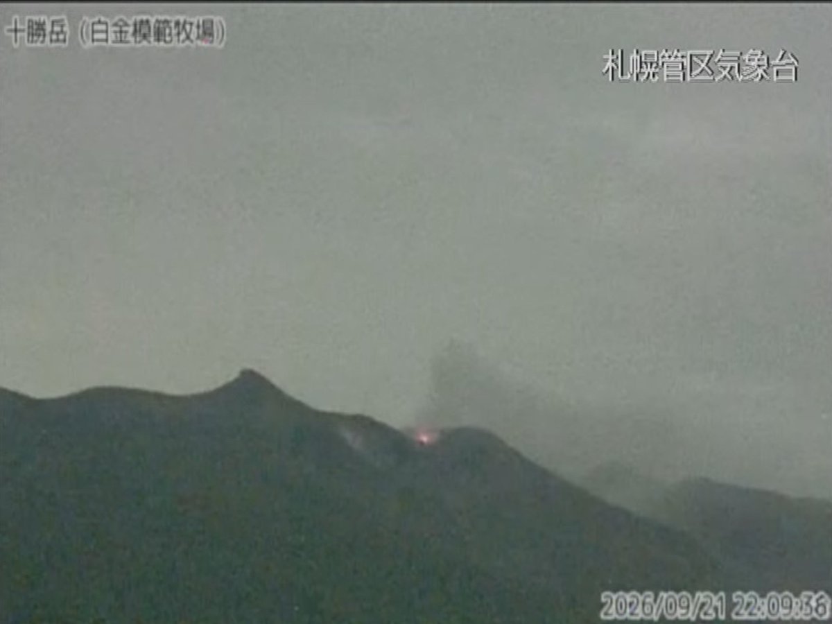 Takki_Sapporo's tweet photo. 今晩は十勝岳見えてる、火映映ってるんだ（時折明るくなったりするんですねぇ）
白金模範牧場って↑の情報センターの手前にあったところだ https://t.co/IFq7B3z5Lt