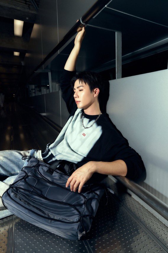 eleva_official's tweet photo. แอร์พอร์ตลุคหล่อ "ซี พฤกษ์" @zee_pruk เตรียมบินลัดฟ้าสู่มิลาน ประเทศอิตาลี ในฐานะแขกคนสำคัญของแบรนด์ Diesel  @DIESEL เพื่อเข้าร่วมชมแฟชั่นโชว์ Diesel Spring/Summer 2027 ณ Milan Fashion Week ซึ่งจะจัดขึ้นในวันที่ 22 กันยายนนี้ เวลา 21:00 น.

#ZeePruk
#Diesel #DieselSS27
#ÉLEVA https://t.co/g9CPHBQ3z9