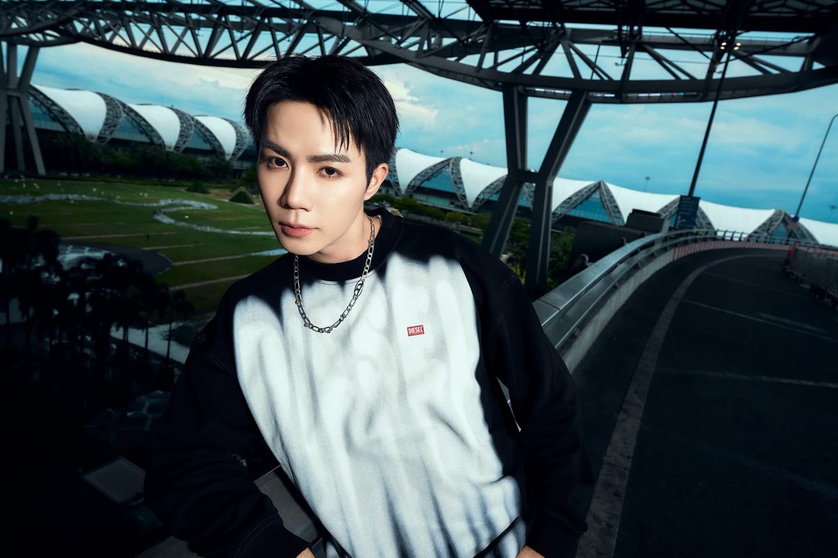 eleva_official's tweet photo. แอร์พอร์ตลุคหล่อ "ซี พฤกษ์" @zee_pruk เตรียมบินลัดฟ้าสู่มิลาน ประเทศอิตาลี ในฐานะแขกคนสำคัญของแบรนด์ Diesel  @DIESEL เพื่อเข้าร่วมชมแฟชั่นโชว์ Diesel Spring/Summer 2027 ณ Milan Fashion Week ซึ่งจะจัดขึ้นในวันที่ 22 กันยายนนี้ เวลา 21:00 น.

#ZeePruk
#Diesel #DieselSS27
#ÉLEVA https://t.co/g9CPHBQ3z9