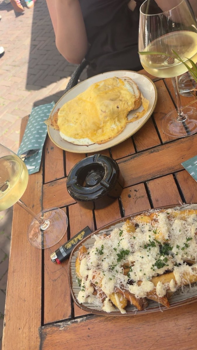 mazzymila's tweet photo. Heerlijk op het terras met mn vriendin, en jij betaald de bon. Sukkel! 

findomnl paypig geldslaaf humanatm walletdrain tikkieslaaf findomgoddess https://t.co/mBrxtS7U90