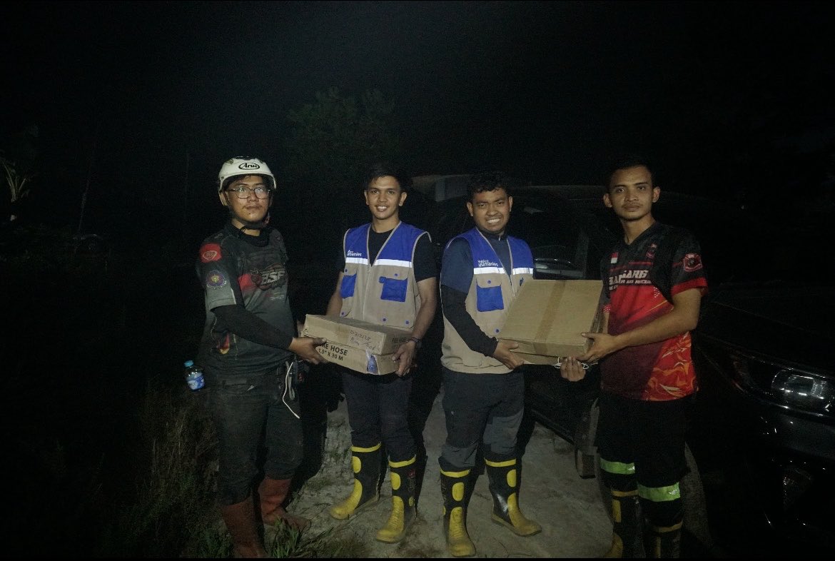 humaniesproject's tweet photo. ❗️Update Bantuan Karhutla❗️

Terimakasih atas bantuan masyarakat Indonesia, akhirnya pemadam bisa dapat selang baru 💙

Alhamdulillah kami dapat kembali meneruskan perjuangan melawan bara api 🙌

Mari bersama ambil bagian melalui : https://t.co/VrVP2r4JuO https://t.co/fOckw1Hgbu