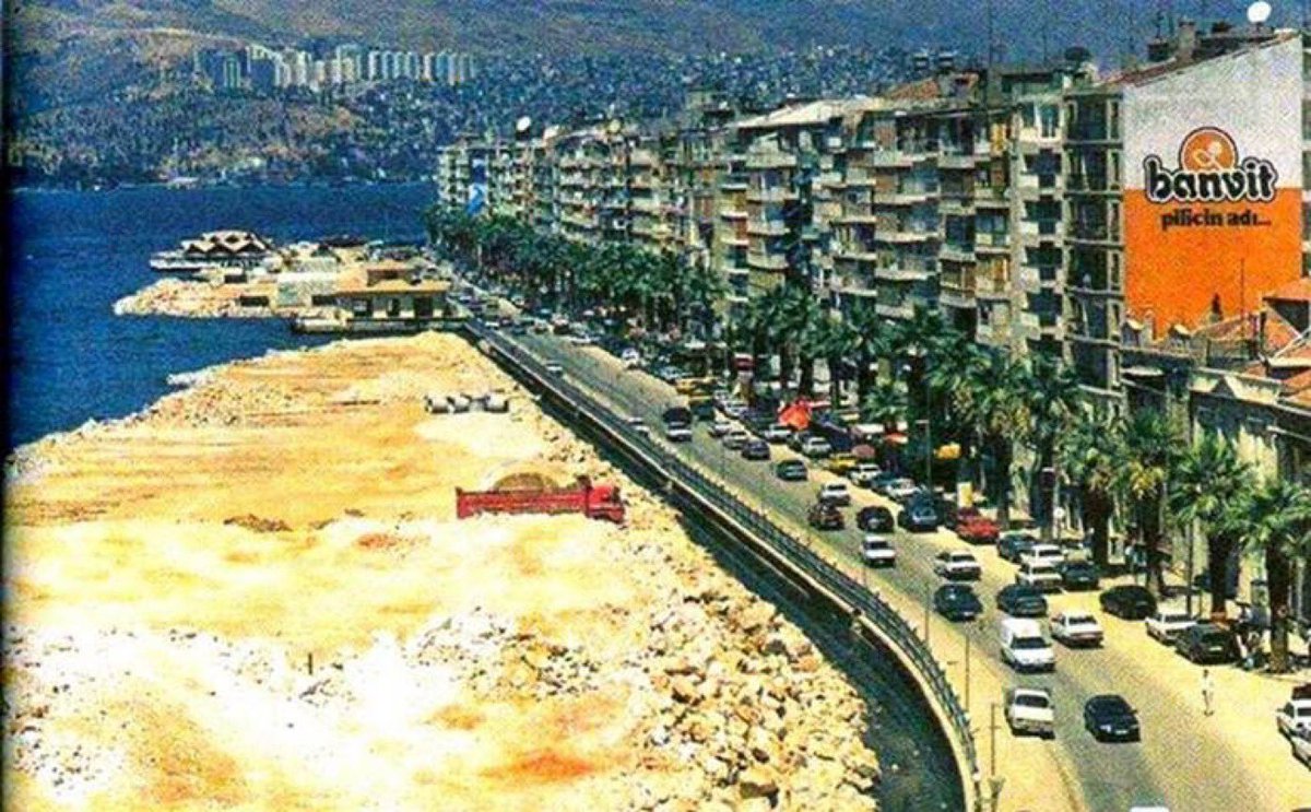 izmirgeyik's tweet photo. 1997, İzmir. Kordon dolduruluyor. Buradan geçecek 6 şeritli yolun, Kordon'u "Şanzelize" gibi yapacağını söyleyen Burhan Özfatura, 99'da seçimi kaybedince Kordon Yol Projesi rafa kalktı ve dolgu alan, Ahmet Piriştina tarafından yeşil alan olarak değerlendirildi. https://t.co/g9K9IC6OJ4
