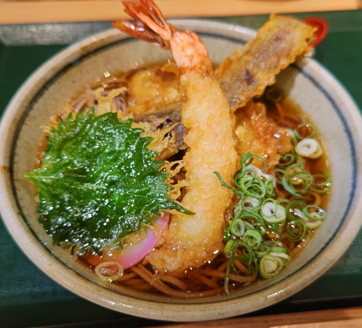 nog12451's tweet photo. ざるそばの気分じゃなかった
先日の晩飯は ＃滋賀県 ＃守山市『そばと和食 ＃麦福 ＃ピエリ守山店』さんを初見
妻は
大海老天ぷらそば【温】藪そば￥1628
夫は
海老天カレーそば・藪そば麺大盛￥1848
をオーダー
着丼キタァーッ!!
ずるぽ♪ずるぽ♪
フトゥース！デ・オイシン
蕎麦とか天麩羅って高いな https://t.co/nJKBa7wFH1