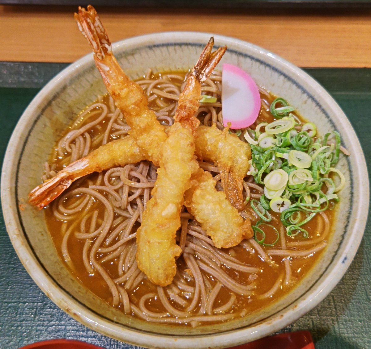 nog12451's tweet photo. ざるそばの気分じゃなかった
先日の晩飯は ＃滋賀県 ＃守山市『そばと和食 ＃麦福 ＃ピエリ守山店』さんを初見
妻は
大海老天ぷらそば【温】藪そば￥1628
夫は
海老天カレーそば・藪そば麺大盛￥1848
をオーダー
着丼キタァーッ!!
ずるぽ♪ずるぽ♪
フトゥース！デ・オイシン
蕎麦とか天麩羅って高いな https://t.co/nJKBa7wFH1